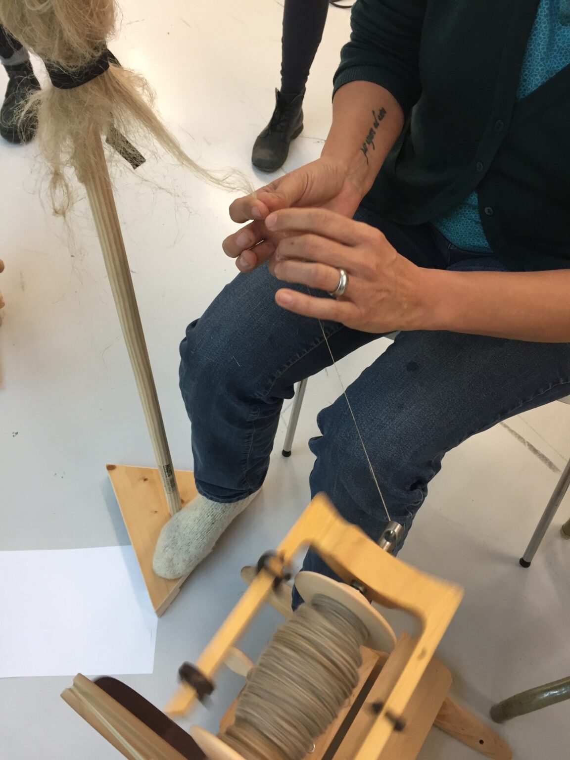 Spinnen von Flachs vom Stroh zu